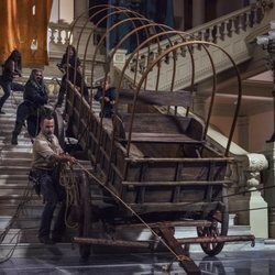 Los supervivientes de 'The Walking Dead' intentan mover un pesado carro por unas escaleras