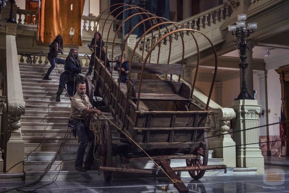 Los supervivientes de 'The Walking Dead' intentan mover un pesado carro por unas escaleras