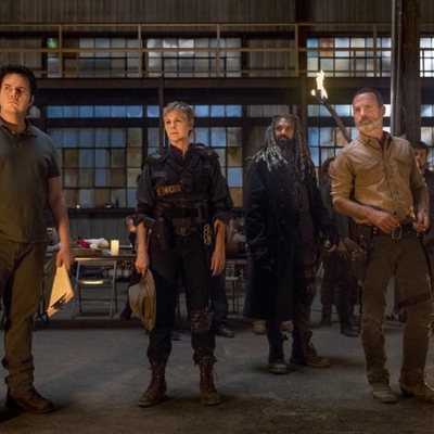 Varios protagonista de 'The Walking Dead' en el refugio que pertenecía a los Salvadores de Negan