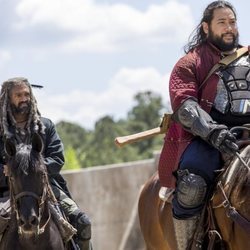 Ezekiel y Jerry montan a caballo en la novena temporada de 'The Walking Dead'