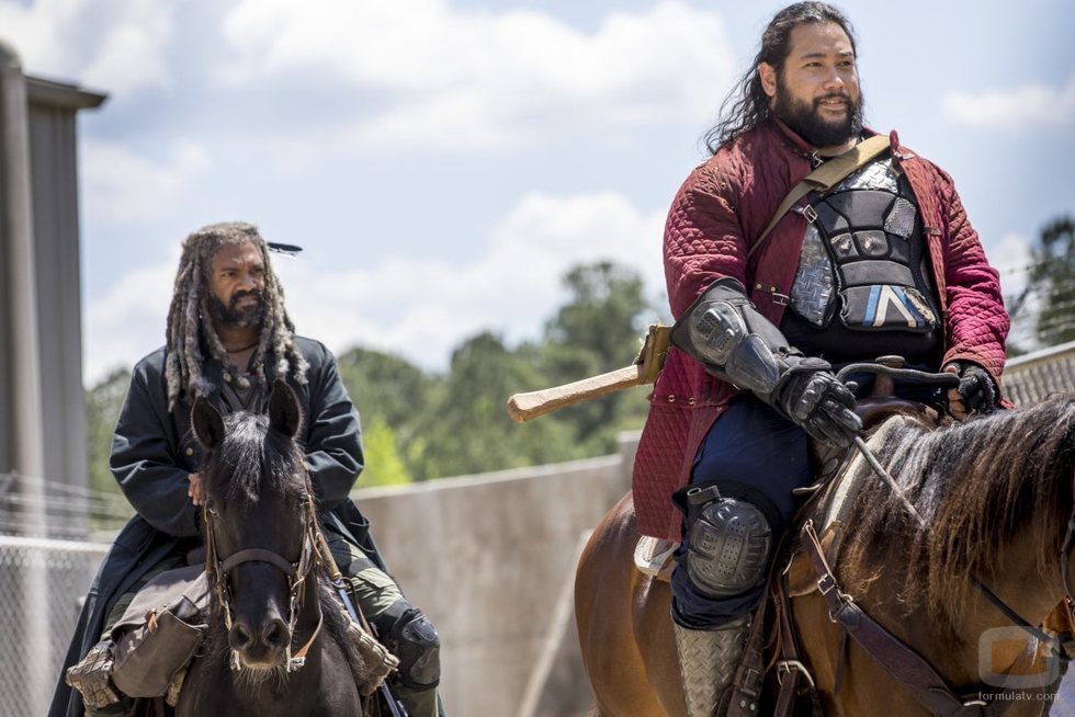 Ezekiel y Jerry montan a caballo en la novena temporada de 'The Walking Dead'