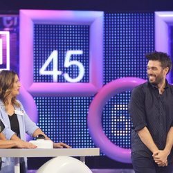 Dani Martínez con dos concursantes en 'El concurso del año'