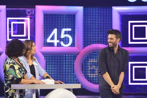 Dani Martínez con dos concursantes en 'El concurso del año'