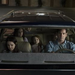 La familia protagonista de 'La maldición de Hill House' en un coche
