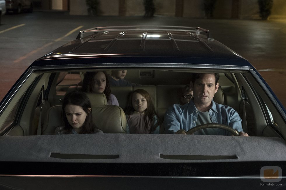 La familia protagonista de 'La maldición de Hill House' en un coche