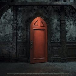 Una puerta roja siniestra de la casa de 'La maldición de Hill House'