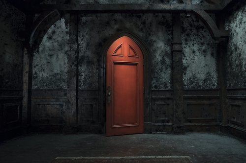 Una puerta roja siniestra de la casa de 'La maldición de Hill House'