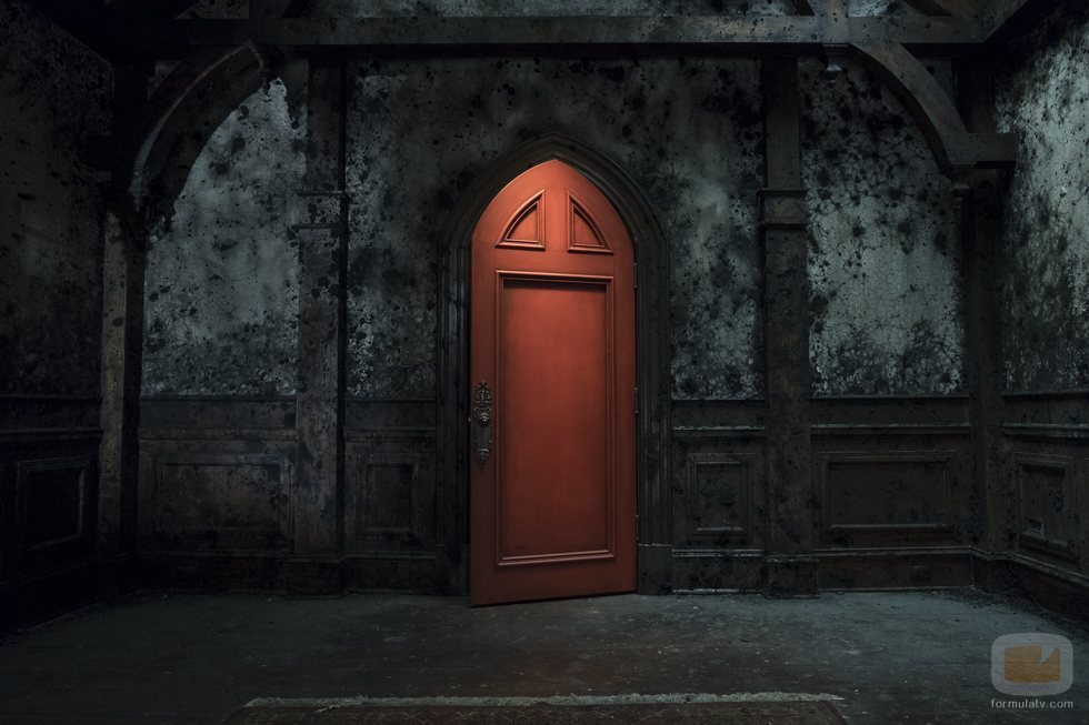 Una puerta roja siniestra de la casa de 'La maldición de Hill House'