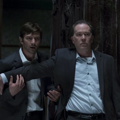 Michiel Huisman y Timothy Hutton en 'La maldición de Hill House'