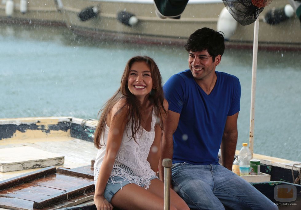 Burak Ozcivit y Neslihan Aragül en una escena de la telenovela 'Amor eterno'