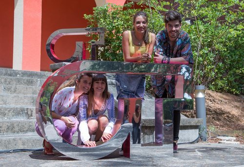 Aitana Ocaña, Ana Guerra, Amaia Romero y Roi Méndez posan junto al logo de 'OT' en el casting final