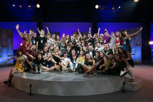 Los 85 aspirantes del casting final posan antes de comenzar la última prueba de 'OT 2018'