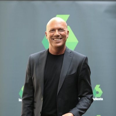 Alfonso Arús posa sonriente en la promoción de 'Arusitys'