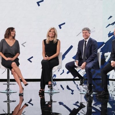 Santiago González, director general de 'Antena 3 Noticias', junto a los presentadores de la cadena