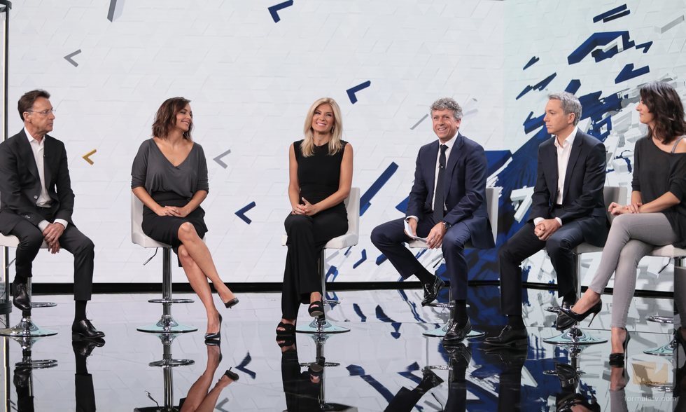 Santiago González, director general de 'Antena 3 Noticias', junto a los presentadores de la cadena