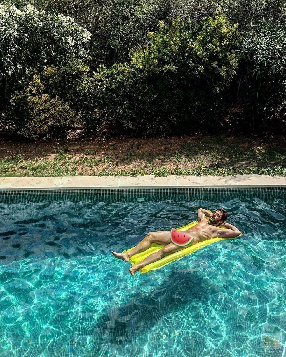 Alfonso Bassave desnudo en una piscina