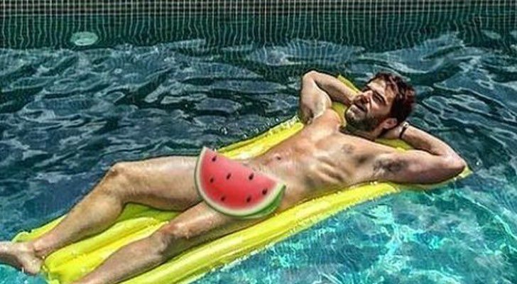 Alfonso Bassave desnudo en una piscina