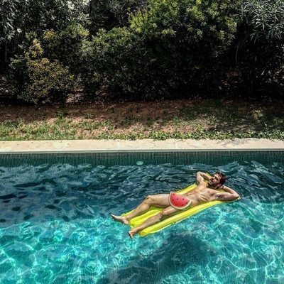 Alfonso Bassave desnudo en una piscina