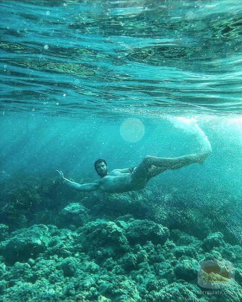 Alfonso Bassave se desnuda en una cala de Menorca