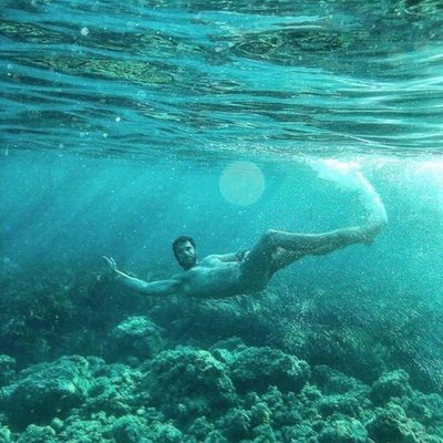 Alfonso Bassave se desnuda en una cala de Menorca