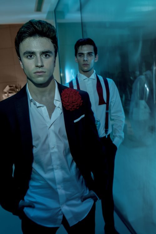 Álvaro Rico e Itzán Escamilla en una imagen promocional de 'Elite'