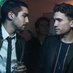 Jaime Lorente y Omar Ayuso en una fiesta de 'Élite'