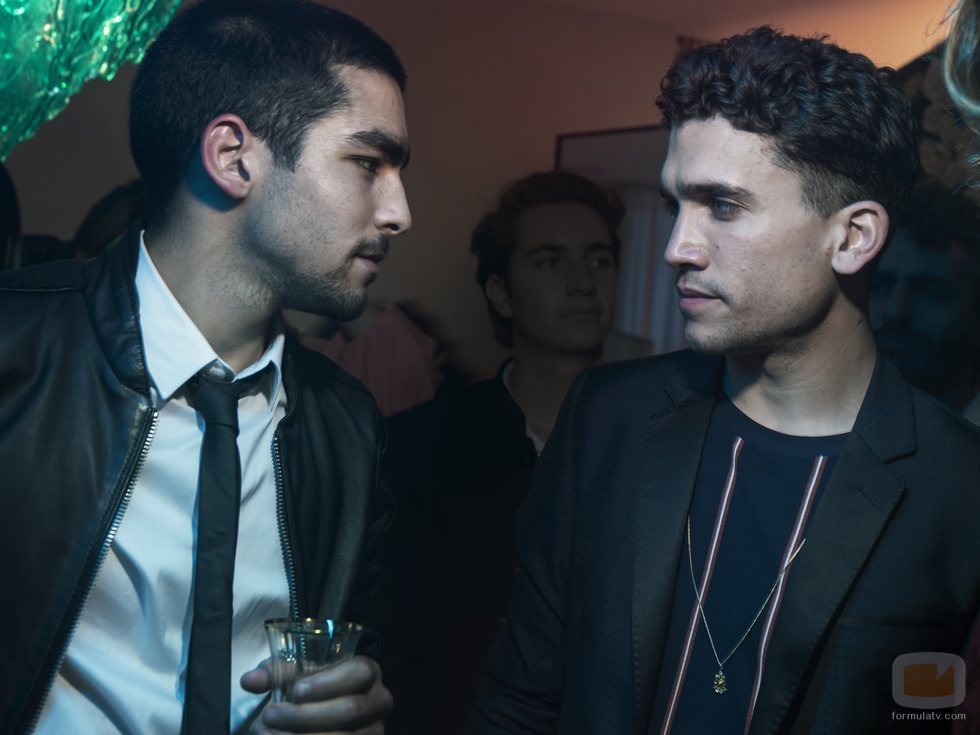 Jaime Lorente y Omar Ayuso en una fiesta de 'Élite'