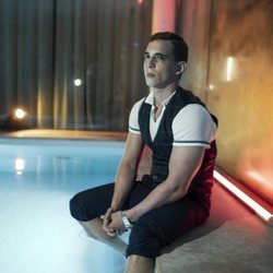 Miguel Herrán afectado en una piscina en 'Élite'