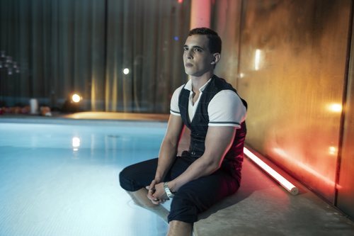 Miguel Herrán afectado en una piscina en 'Élite'