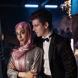 Mina El Hammani y Miguel Bernardeau en una fiesta de la serie 'Élite'