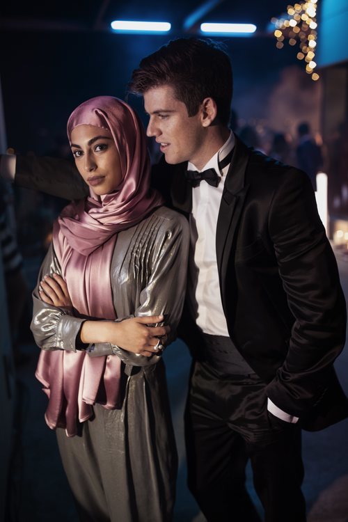 Mina El Hammani y Miguel Bernardeau en una fiesta de la serie 'Élite'