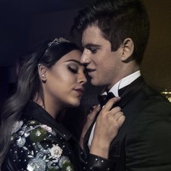 Danna Paola y Miguel Bernardeau, muy íntimos en una foto promocional de 'Élite'