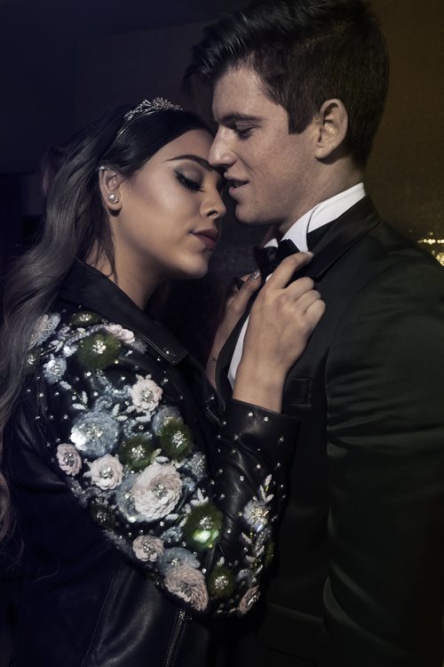 Danna Paola y Miguel Bernardeau, muy íntimos en una foto promocional de 'Élite'