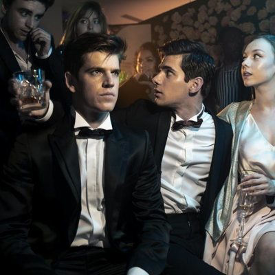 Miguel Bernardeau, Itzán Escamilla y Ester Expósito en una fiesta de la serie 'Élite'