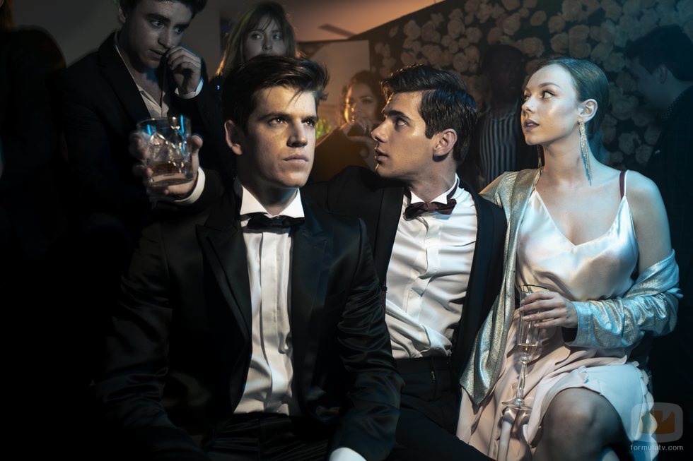 Miguel Bernardeau, Itzán Escamilla y Ester Expósito en una fiesta de la serie 'Élite'