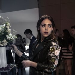 Danna Paola vestida para una elegante fiesta en 'Élite'