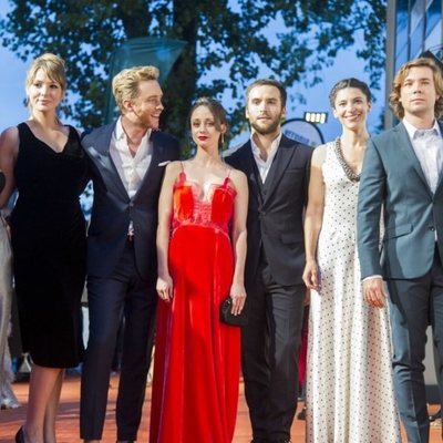 El reparto de 'Cuéntame cómo pasó' en la alfombra naranja del FesTVal 2018