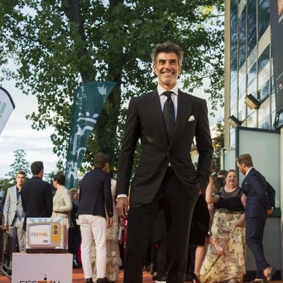 Jorge Fernández, presentador de 'La ruleta de la suerte', en la alfombra naranja del FesTVal 2018