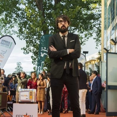 Quique Peinado, colaborador de 'Zapeando', en la alfombra naranja del FesTVal 2018