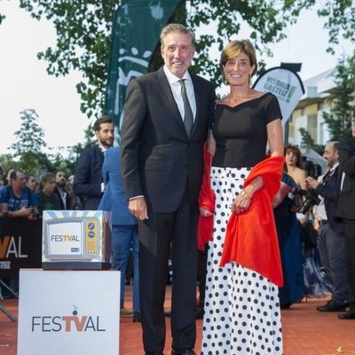 Emilio Aragón y Aruca Fernández-Vega, en la alfombra naranja del FesTVal 2018