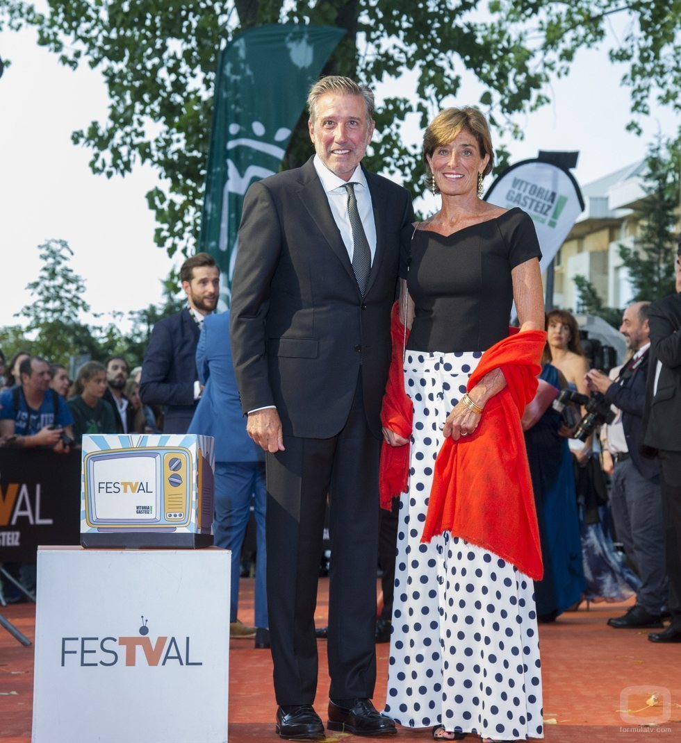 Emilio Aragón y Aruca Fernández-Vega, en la alfombra naranja del FesTVal 2018