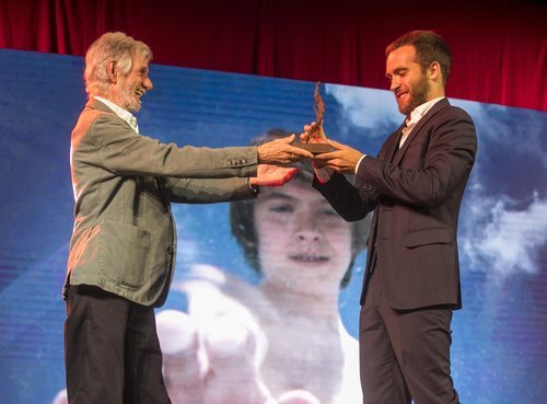 Ricardo Gómez recibiendo el premio "Interpretación Destacada" en el FesTVal 2018