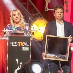 Toñi Prieto y Tinet Rubira recogen el premio a 'OT 2017' en el FesTVal 2018