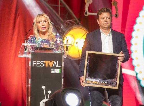 Toñi Prieto y Tinet Rubira recogen el premio a 'OT 2017' en el FesTVal 2018
