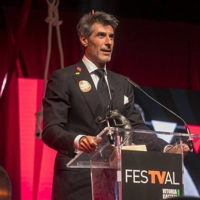 Jorge Fernández agradeciendo el premio