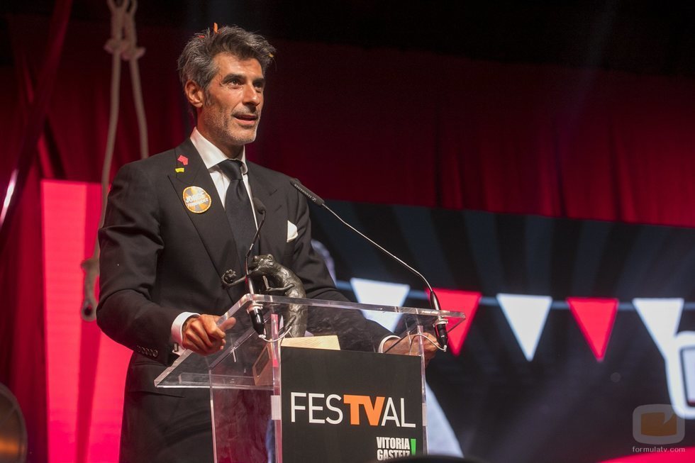 Jorge Fernández agradeciendo el premio