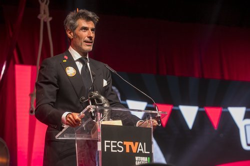 Jorge Fernández agradeciendo el premio 