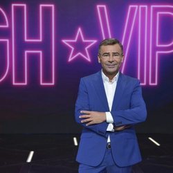 Jorge Javier Vázquez posa junto al logo de 'GH VIP'