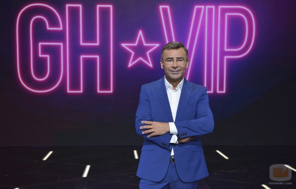 Jorge Javier Vázquez posa junto al logo de 'GH VIP'