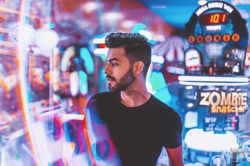 Agoney ('OT 2017') posa en el interior de un casino